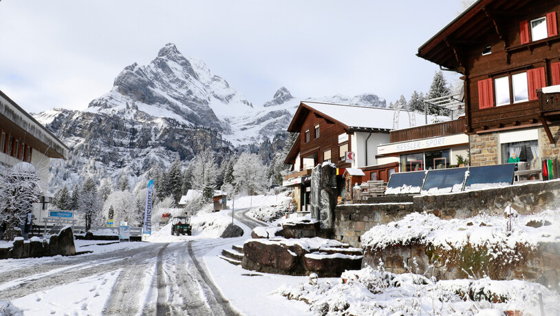 Keiner fährt Ski: Weil zu wenig Schnee liegt, ist Braunwald wie ausgestorben.  