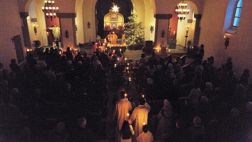 Weihnachtlich wurde es am Abend in der Herz-Jesu-Kirche bei der Lichterprozession der Kinder und Ministranten.