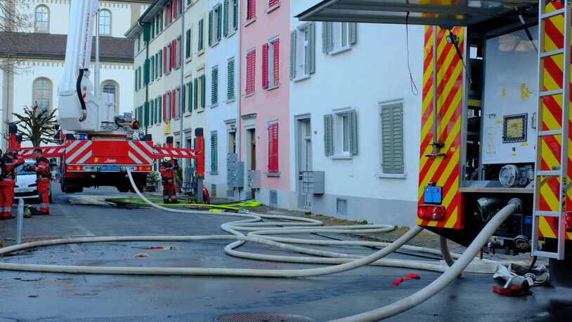 Hubretter im Einsatz: Die Feuerwehr Glarus verhindert, dass die Flammen auf die Nachbarhäuser übergreifen. 