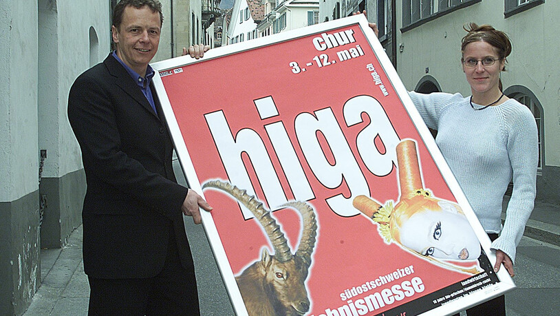Stolz über das Endprodukt: Damaliger Higa-Organisator Marco Engel und Gestalterin Alice Das Neves präsentieren das Plakat der Higa 2002.