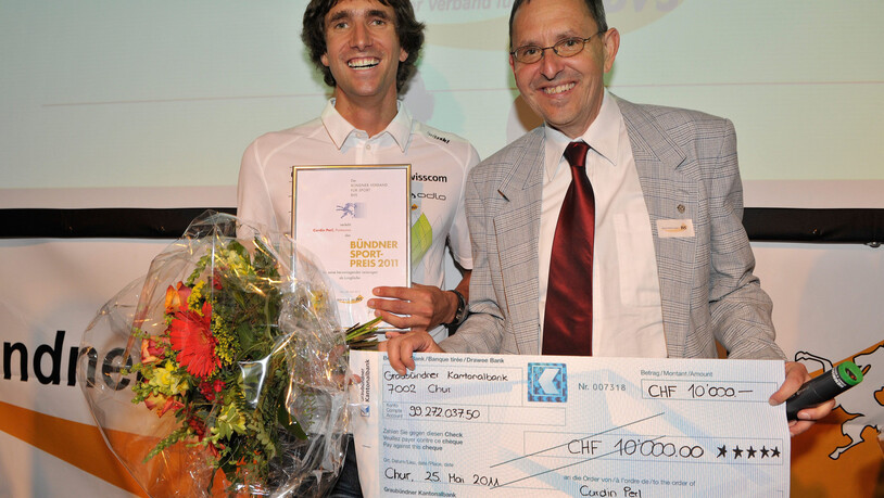 Grosse Ehre: Im Jahr 2011 überreicht der ehemalige Regierungsrat Martin Jäger (rechts) dem Bündner Sportler des Jahres, Curdin
Perl, den Siegerpreis.