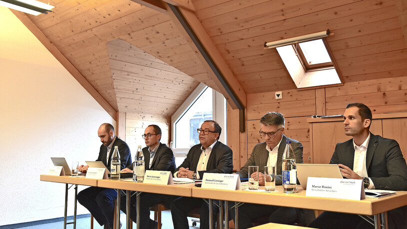 Medienkonferenz: Die Spitze der Glarnersach mit Verwaltungsratspräsident Martin Leutenegger (Mitte) und dem Vorsitzenden der Geschäftsleitung Hansueli Leisinger (Zweiter von rechts) informiert über das vergangene Jahr.