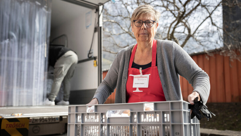 Der Lieferwagen ist da: Wie Christine Rotzer packen alle Helferinnen des Glarner Teams des Vereins Tischlein deck dich beim Entladen an. 