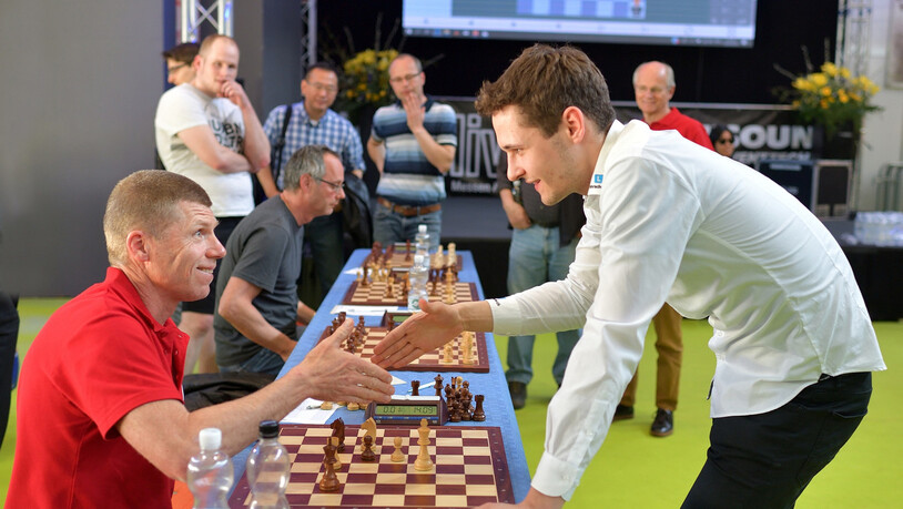 Beeindruckende Leistung: Der Schachclub Chur feiert an der Higa 2019 sein 100 Jahr-Jubiläum. Anlässlich dazu spielt der Grossmeister Nico Georgiadis (rechts) simultan gegen 16 Gegner und gewinnt 15 Partien. 