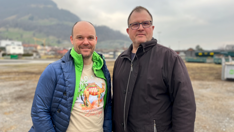 Fest auf dem ehemaligen Röhrenlagerplatz: Ivan Büchi (links) und Bruno Weber bringen zusammen mit ihren Gspänli vom Verkehrsverein Niederurnen den Brauch des Fridolinsfeuers in ihr Dorf.