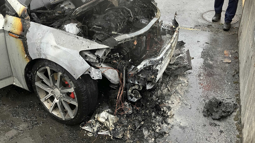 Der Autobrand in Schwanden konnte rasch gelöscht werden – es entstand Totalschaden am Fahrzeug.