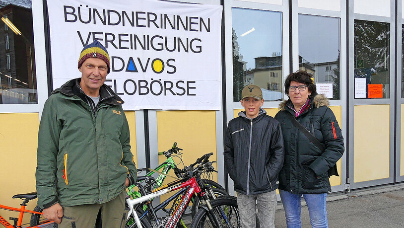 Da es im Prättigau dieses Angebot nicht gibt, bringen Heinz, Kay und Yvonne ihre überzähligen Bikes von Serneus nach Davos. 