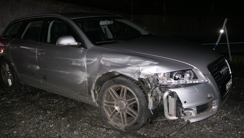 Nach Kollision mit Leitplanke: Das Auto eines 18-Jährigen erleidet bei einem Unfall in Obstalden Totalschaden. 