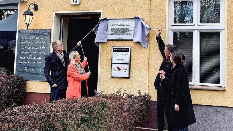Unter anderen durfte Museumsdirektorin Katharina Beisiegel (l.) die Berliner Gedenktafel enthüllen.  