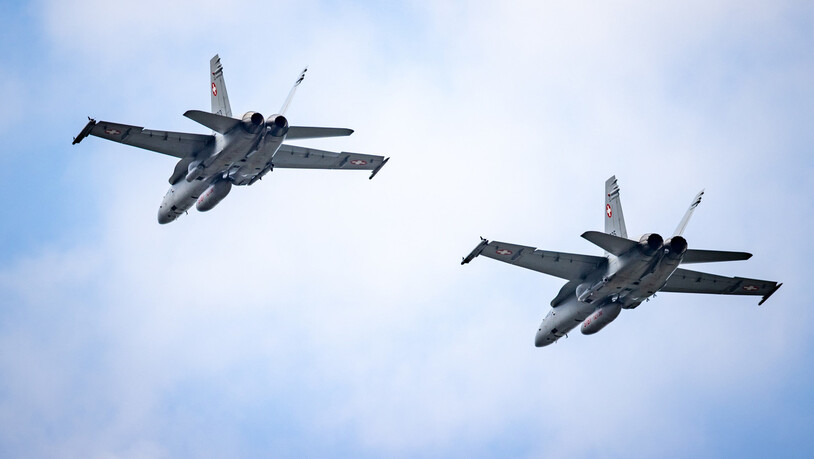 Zwei F/A-18 fliegen im Tiefflug über Glarus.