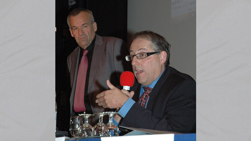Jakob Etter, Gemeindepräsident von Mitlödi, und Hansjörg Dürst informieren im November 2008 über die Auswirkungen der bevorstehenden Gemeindefusion für die kommunalen Angestellten.