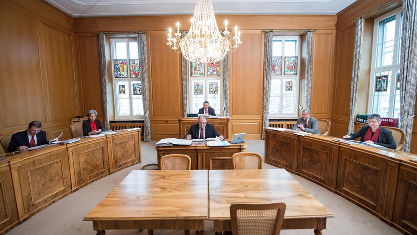 2013: Im Regierungsratzimmer im Rathaus tag wöchentlich die Glarner Regierung, mit dabei ist auch immer der Ratsschreiber.