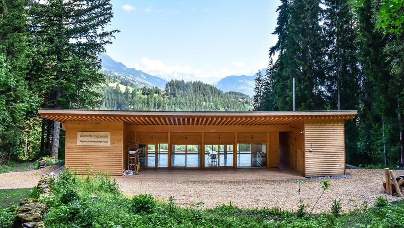 Einheimisches Material: Die Fassade der neuen Waldhütte wurde mit Fichtenholz aus den Thusner Wäldern verkleidet.