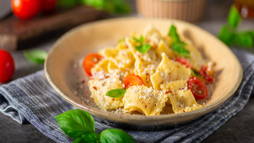 Gute Mischung: Die Teigtaschen sind mit Frischkäse gefüllt und werden mit Tomaten serviert. 
