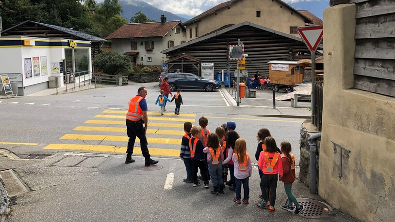 Sichtbare Kleidung: Kinder lernen nach dem Motto «Rad steht, Kind geht», die Strasse zu überqueren. 