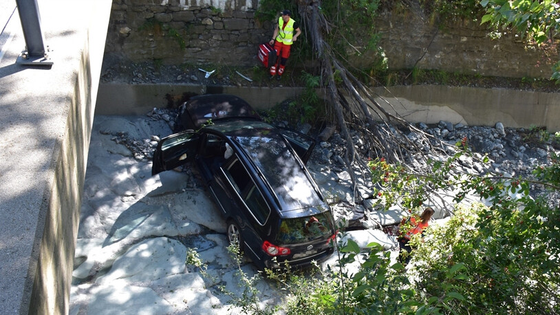 In Bachbett gestürzt: Ein Auto mit drei Insassen fiel wegen eines Ausweichmanövers in ein Bachbett. 