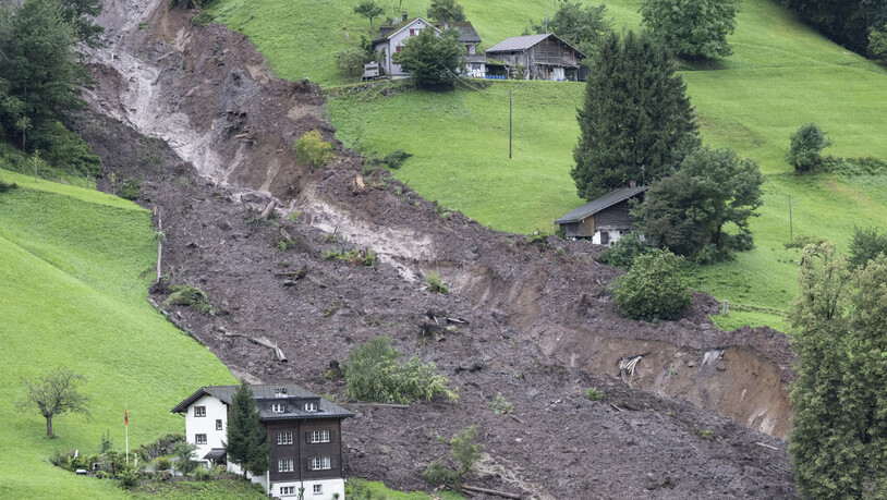 Die Häuser am Hang links und rechts der Wagenrunse sind am Mittwochvormittag nicht beschädigt, zwischen ihnen hat der Erdrutsch eine Schneise der Verwüstung hinterlassen.