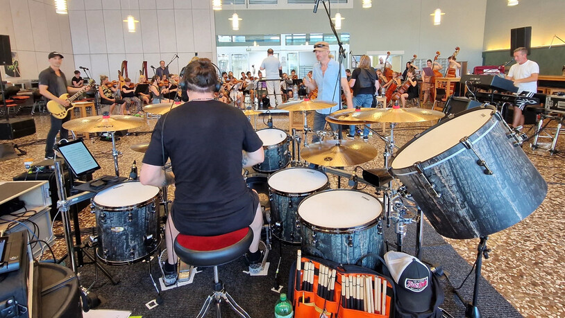Hauptprobe in Zürich: Die Rockband Gotthard übt mit einem 50-köpfigen Symphonieorchester für den Auftritt am Sound of Glarus.