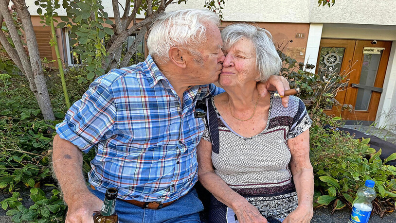 Noch immer verliebt: Ernst und Helen Fischli-Herburger aus Netstal sind seit über 70 Jahren verheiratet. 