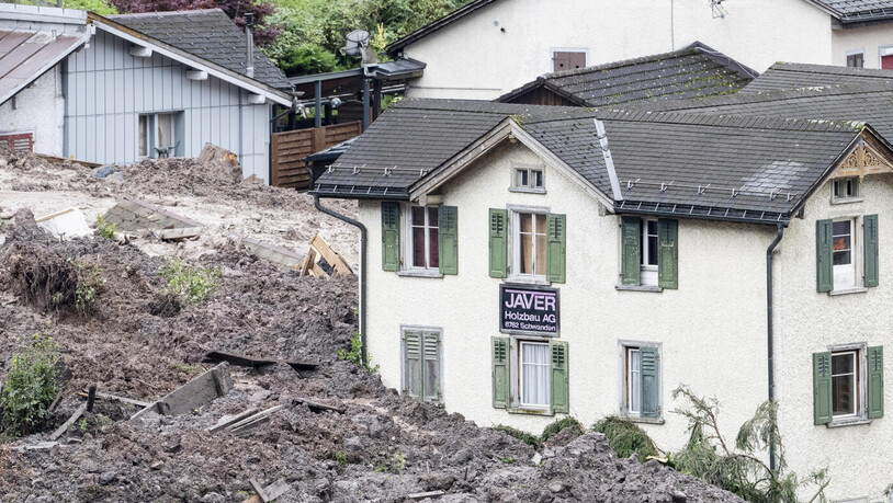 Naturgewalt: Durch den Erdrutsch in Schwanden sind diverse Gebäude zerstört oder massiv beschädigt worden.
