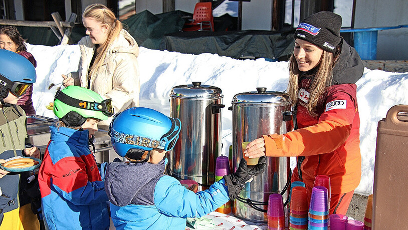 … zum anderen auch als Ausschenkerin beim Getränkestand.