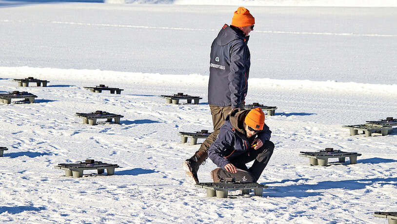 Vorbereitung ist das halbe Leben: Nocheinmal wird eine der 50 Drohnen überprüft. 
