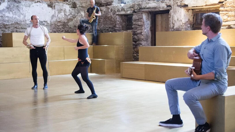 Die Schauspieler, Sänger und Musiker von Commedia ziehen mit einem Stück durchs Land.