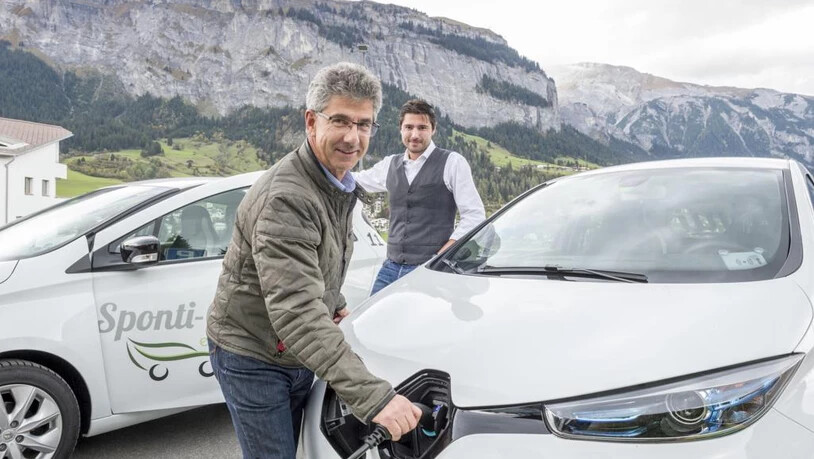 Car Sharing in Flims und Trin Dorf. Martin Maron (vorne) CEO von Flims Electric AG und Garagist Marc Ritzmann (hinten) vom Zürcher Start-Up Sponti Car präsentieren die beiden elektrobetriebenen Renaults ZOE in Flims.