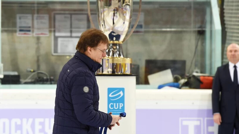 HCD-Trainer Arno Del Curto verlässt das Eis nach dem verlorenen Cupfinal in Rapperswil-Jona.