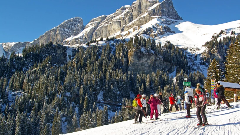 Braunwald im Sonnenschein: Einige Schneesportler geniessen den Schnee.
