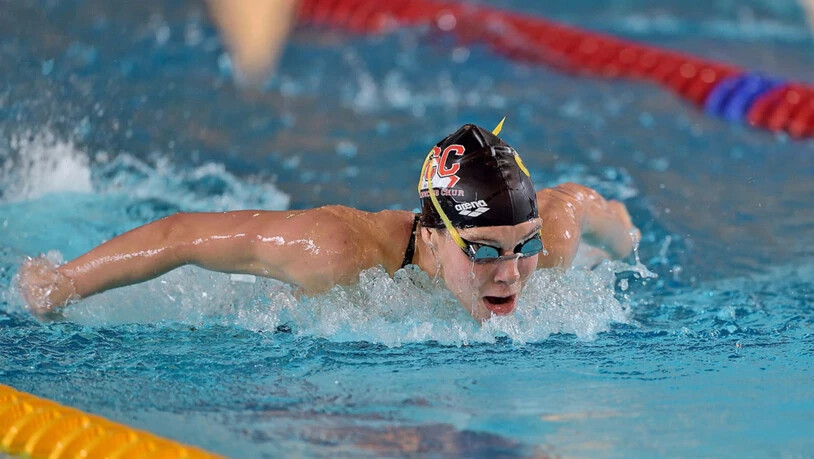Svenja Stoffel schwimmt mit der Lagenstaffel Schweizer Rekord. 