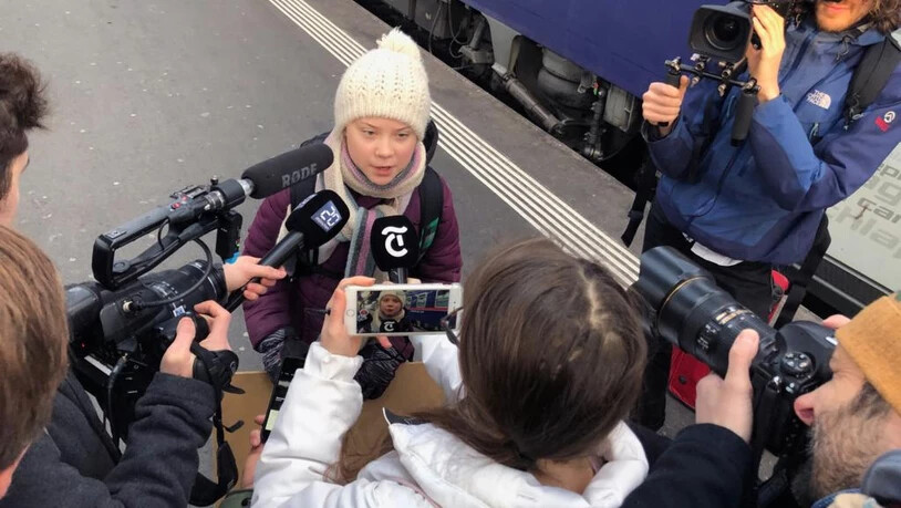 Bei ihrer Ankunft in Zürich wird die Schwedin von Medienleuten empfangen.