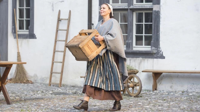 Proben des Freilichtspiel Anna Göldi von der Regisseurin Annina Giovanoli im Innenhof vom Schloss Haldenstein.