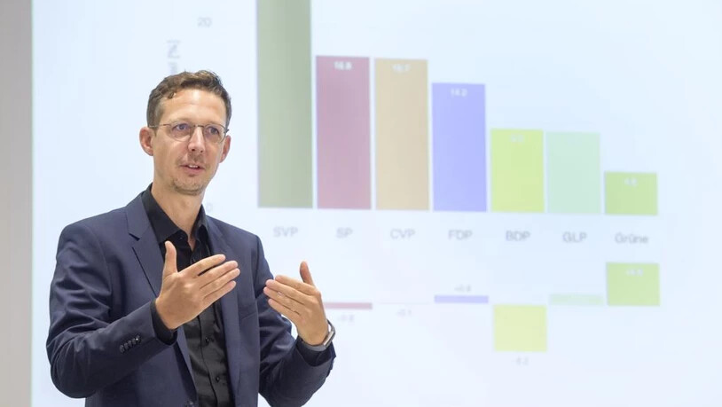 Michael Hermann von Sotomo stellt das Resultat der Wahlumfrage für die National- und Ständeratswahlen 2019 in Chur vor. 