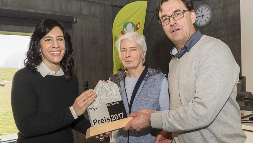 Martina Fehr übergibt 2017 den Bio-Grischun-Preis an Maria Egenolf und Simon Willi von Gran Alpin.
