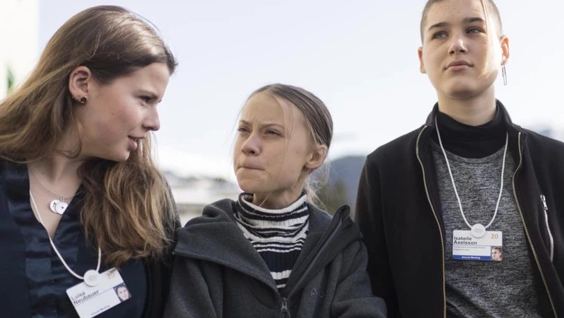 Die Klimaaktivistinnen Luisa Neubauer, Greta Thunberg und Isabelle Axelsson (von links) vor der Kundgebung in Davos.