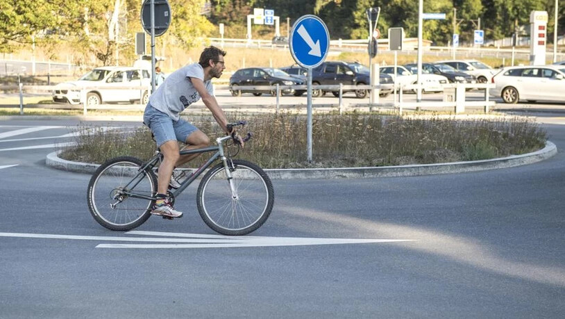 Velofahrer Velo fahren Kreisel Verkehr 
