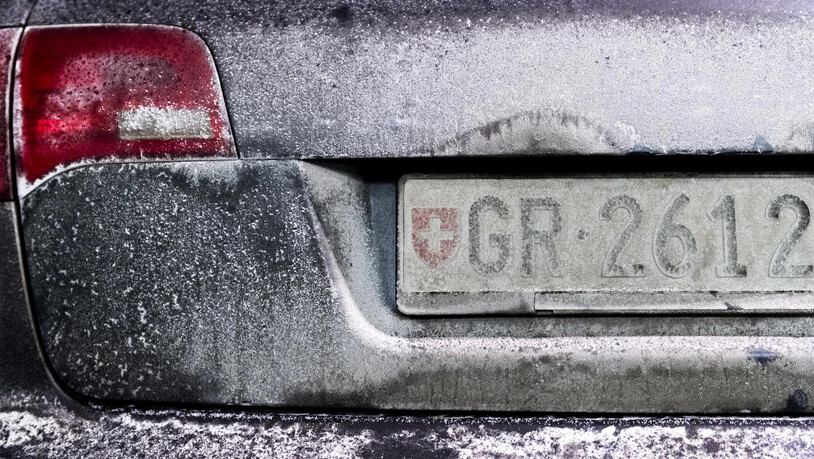Streusalz an einem Auto ist nicht optimal. Winter Streusalz Auftausalz Salz Auto