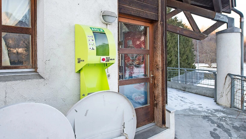 Vom Defibrillator beim Sportplatz Rüfeli in Untervaz fehlt jede Spur. Bild Marco Hartmann 
