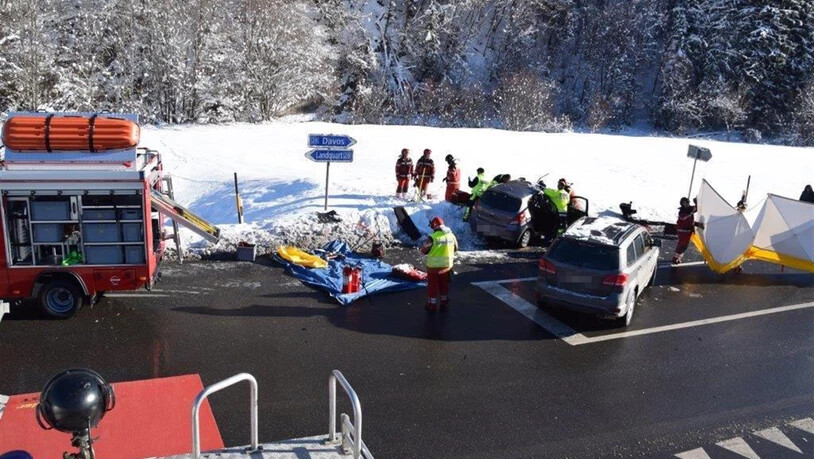 Beim Unfall haben sich drei Personen verletzt. Bild Kantonspolizei Graubünden