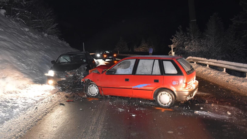 Beim Unfall sind zwei Personen verletzt und zwei Autos total beschädigt worden. Bild Kantonspolizei Graubünden