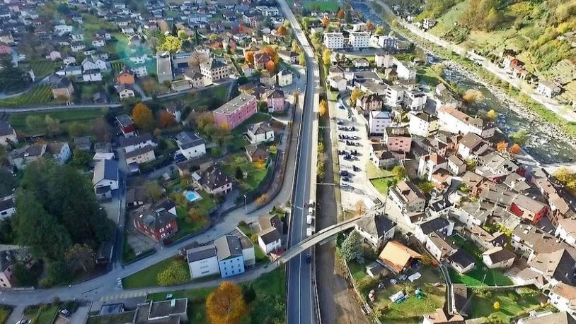 Anstelle der alten, jetzt leeren Autobahn sollen in Roveredo neue öffentliche und private Gebäude erstellt werden. Bild TV Südostschweiz