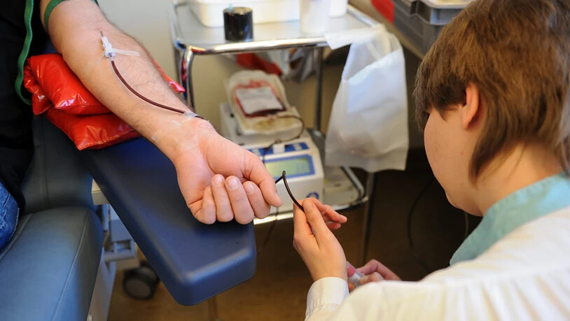 Ein Blutspender im Blutspendezentrum im Kantonsspital. Bild Marco Hartmann