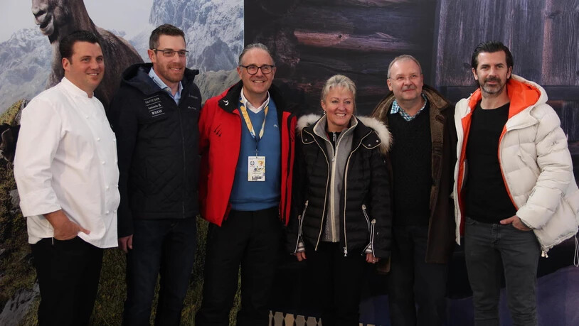 Promis unter sich! (v.l.) Koch Daniel Lehmann, GRF-CEO Martin Vincenz, Regierungsrätin Barbara Janom Steiner, Andreas Caminada (r.). Bild Nadia Kohler