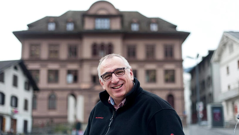 Martin Gabriel vor dem Rathaus in Ilanz. Bild Marco Hartmann