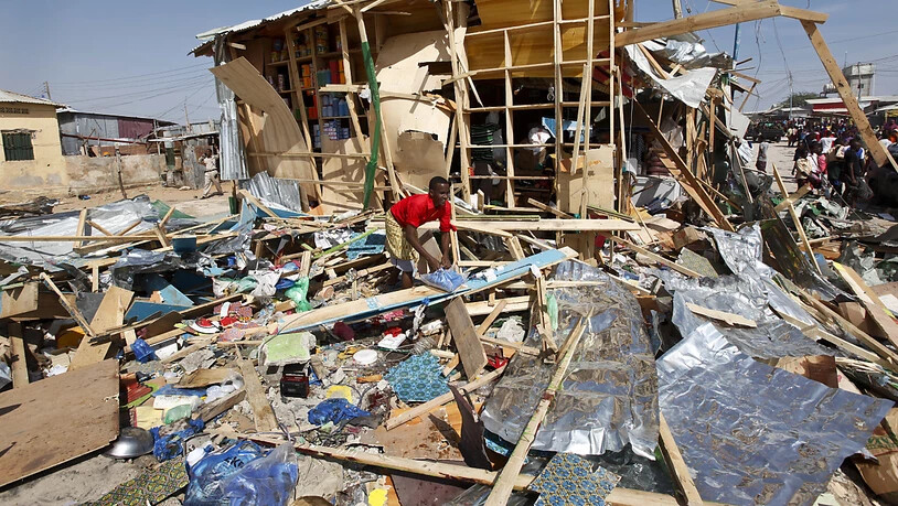 Die Stände auf einem Markt in Mogadischu wurden bei einem Selbstmordanschlag vollständig zerstört. 35 Menschen kamen ums Leben.