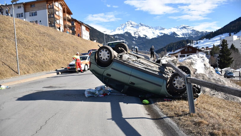Das führerloste Auto überschlug sich und kam auf dem Dach zum Stillstand. Bild Kantonspolizei Graubünden
