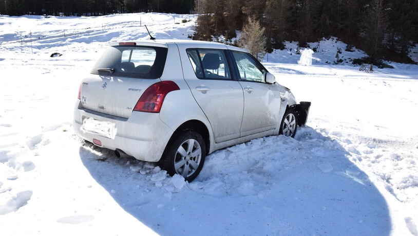 Nachdem es sich überschlagen hatte, landete das Auto wieder auf allen vier Rädern. Bild Kantonspolizei Graubünden