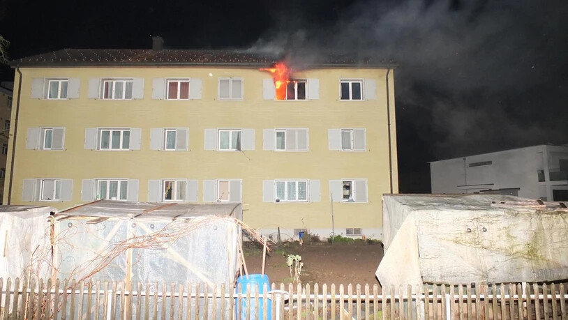 Brand: Die Feuerwehr konnte den Brand schnell löschen – Fragen bleiben aber. (Bild: Kantonspolizei St. Gallen)