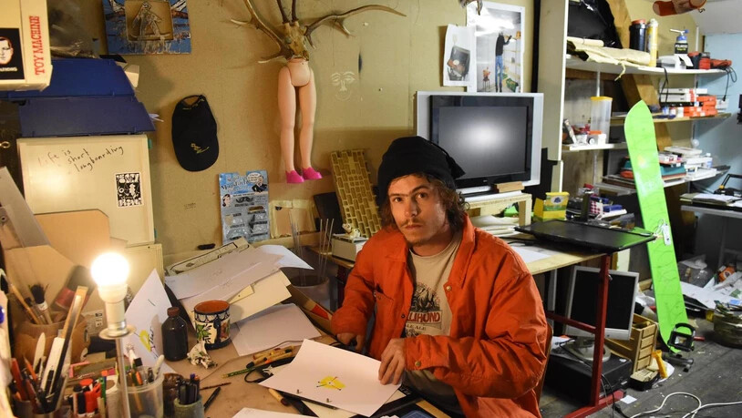 Produktiv am Zeichnen: Silvan Zweifel arbeitet an Animationen für einen neuen Ski-, Snowboard- und Skatefilm. Bild Claudia Kock-Marti